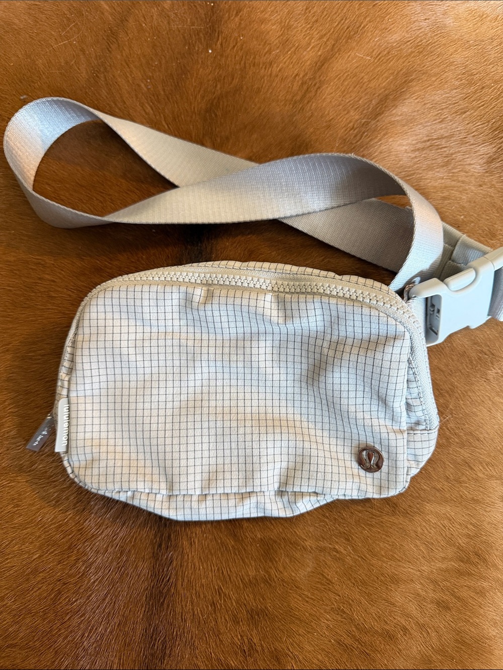 Lululemon Everywhere Belt Bag 1L Volume (7.5”x2”x5”) Seal Grey SEAL/GGRE 83265